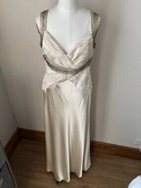 The "Night Cream-Colored Wedding Dress" wedding gown designed by Sarah Burnshaw